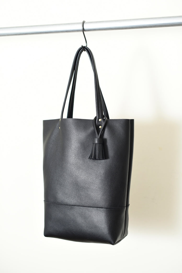 8.6.4 Tote 2 - Black